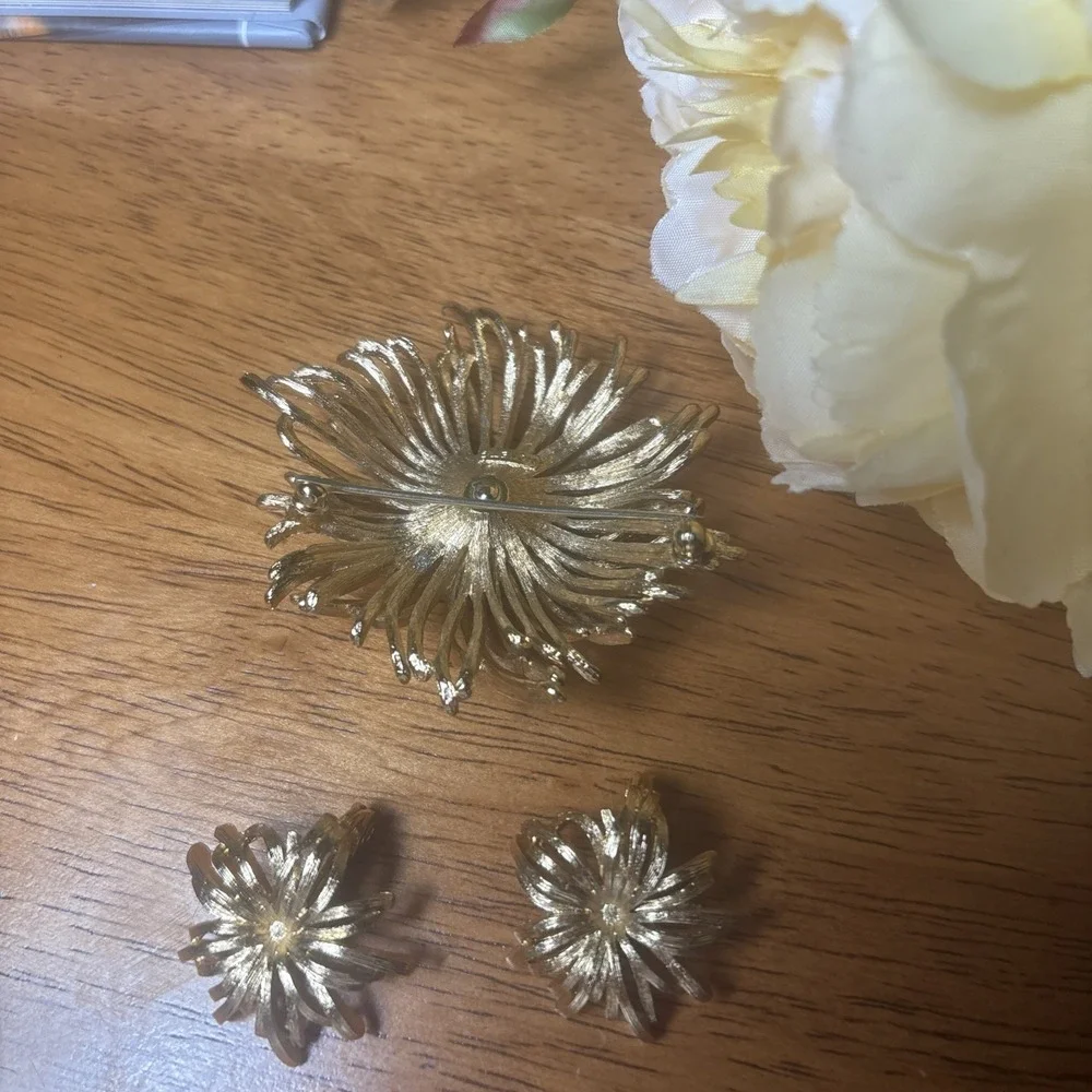 Vintage MONET Set Gold Tone Earrings STARBURST‎ Golden Flower Clip On And Brooch